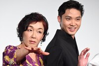 「波紋」を表現するキムラ緑子（左）と磯村勇斗（右）。