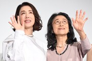 左から筒井真理子、木野花。