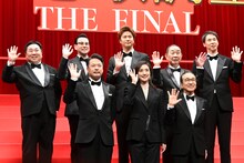 後列左から塚地武雅、鈴木浩介、速水もこみち、でんでん、大倉孝二、前列左から田中哲司、天海祐希、小日向文世。