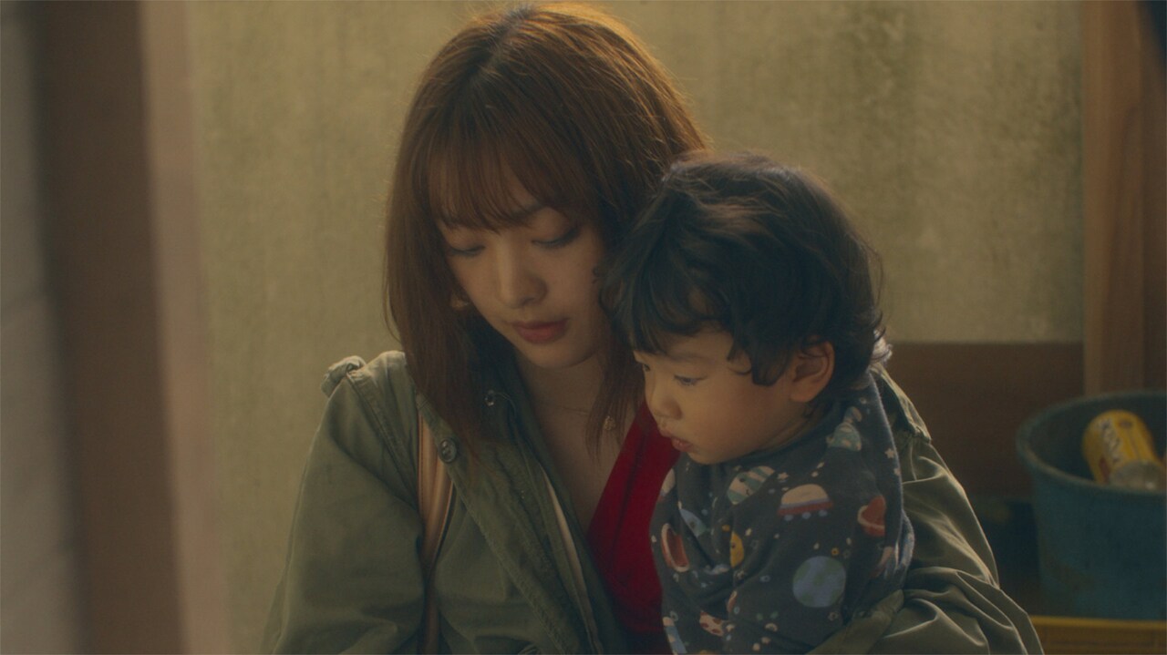 17歳の母親が過酷な現実に直面、沖縄・コザ舞台の「遠いところ」場面写真公開