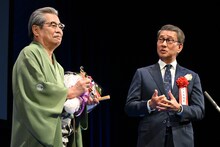 左から立川志の輔、中井貴一。