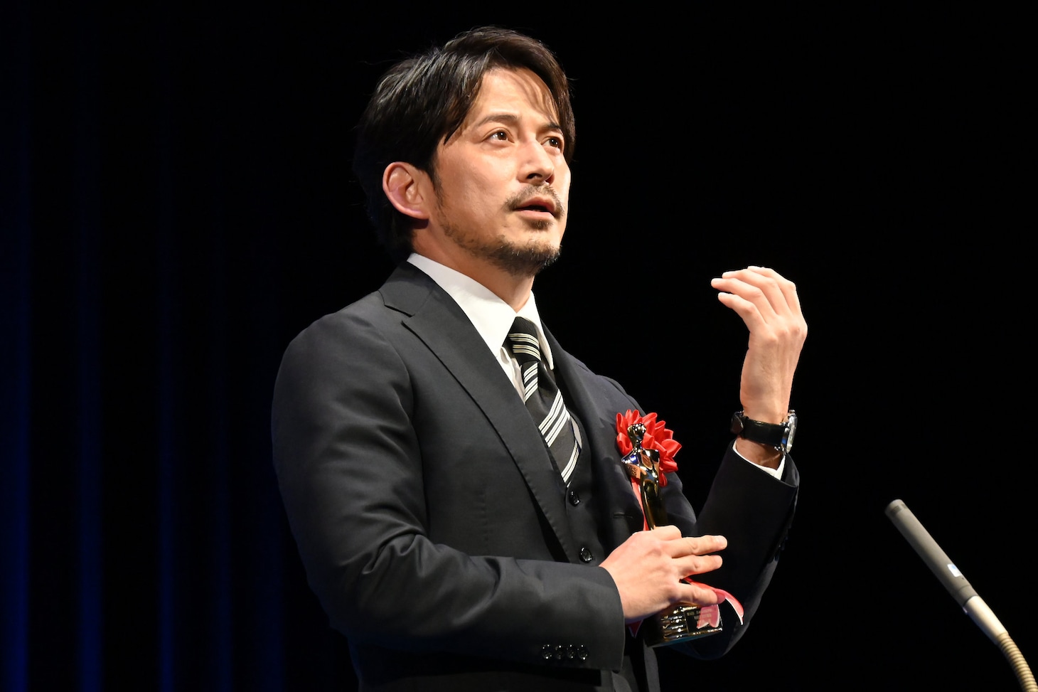 高倉健、中井貴一から託された腕時計を見せる岡田准一。