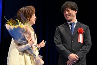 左から宮本信子、狩山俊輔。