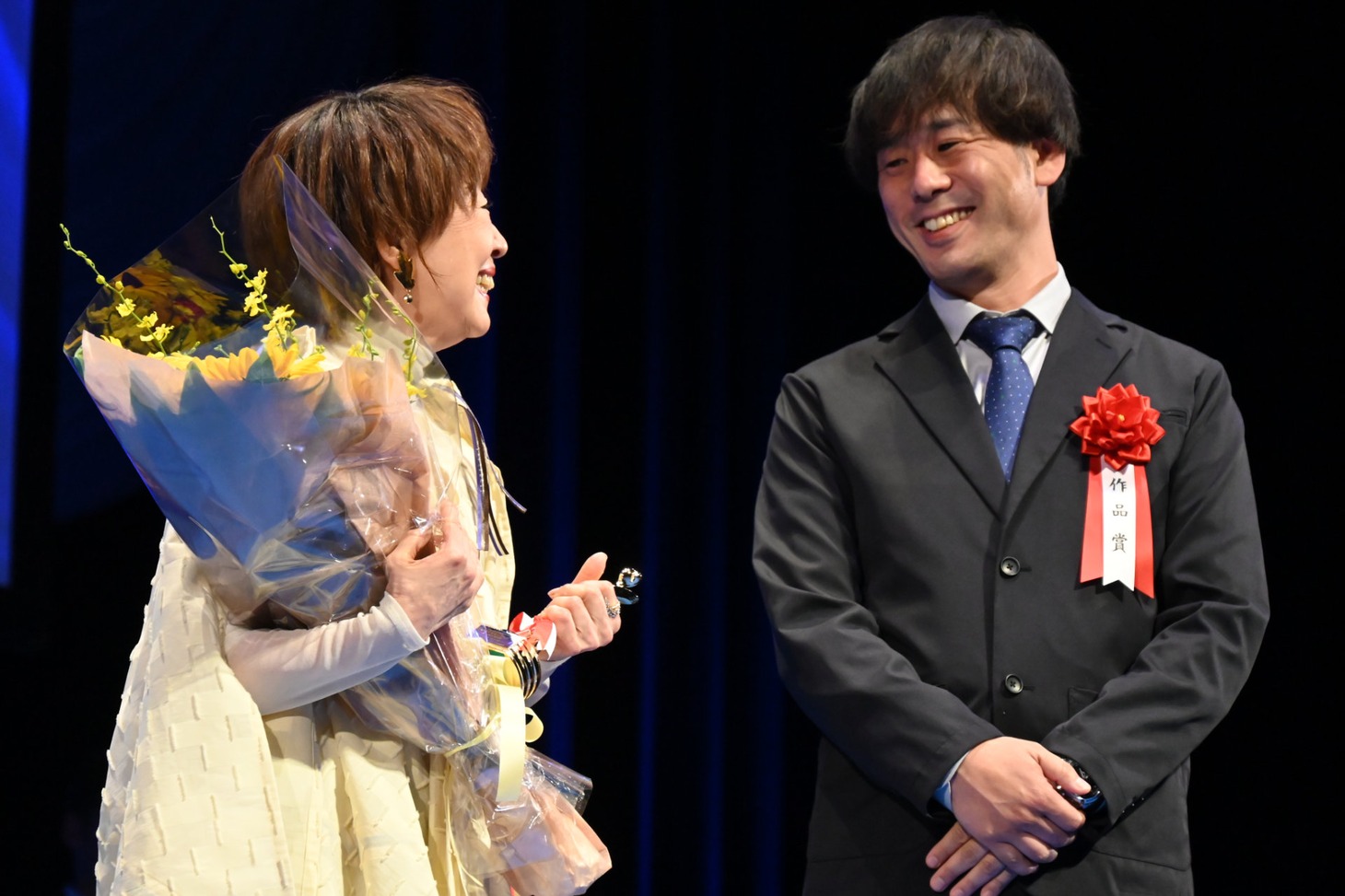 左から宮本信子、狩山俊輔。