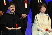 左から風吹ジュン、宮本信子。
