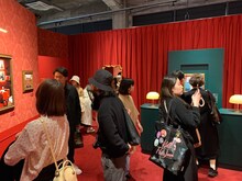 「ウェス・アンダーソンすぎる風景展 あなたのまわりは旅のヒントにあふれている」会場内の様子。