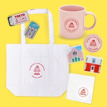 「ウェス・アンダーソンすぎる風景展 あなたのまわりは旅のヒントにあふれている」のグッズ。