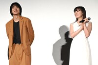 笑顔で客席を眺める奥平大兼（左）、森七菜（右）。