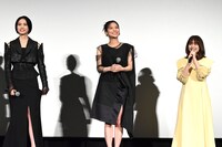 左から安斉星来、永瀬莉子、川崎帆々花。