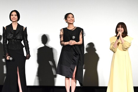 左から安斉星来、永瀬莉子、川崎帆々花。
