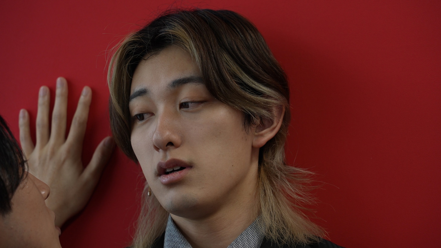 「BOYS LOVE オメガバース」場面写真より、中目黒蓮。