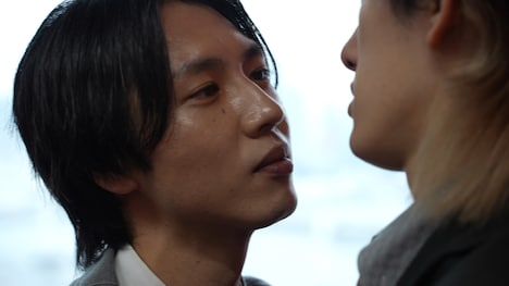 「BOYS LOVE オメガバース」場面写真より、井手亮太。