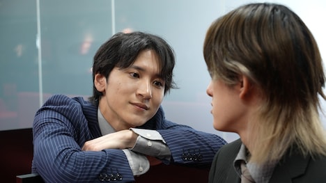 「BOYS LOVE オメガバース」場面写真より、井手大貴。