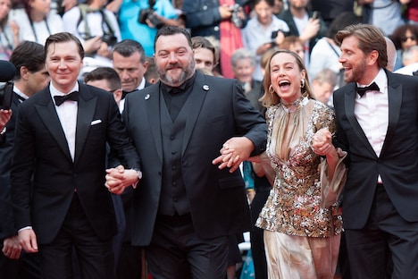 左から第76回カンヌ国際映画祭審査員を務めるポール・ダノ、ドゥニ・メノーシェ、ブリー・ラーソン、審査委員長のリューベン・オストルンド。（写真提供：Abaca Press / Marechal Aurore / Abaca / Sipa USA / Newscom / ゼータ イメージ）