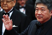 第76回カンヌ国際映画祭のレッドカーペットに登場した是枝裕和。