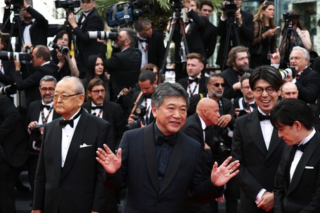 是枝裕和（手前左から2番目）、川村元気（手前左から3番目）。