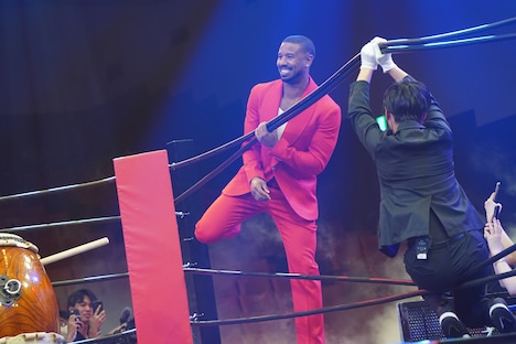 リングに上がるマイケル・B・ジョーダン。