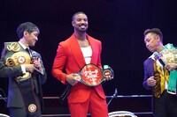 オリジナルのチャンピオンベルトを腰に当てるマイケル・B・ジョーダン。