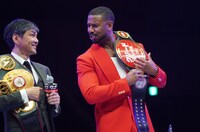 オリジナルのチャンピオンベルトを肩に担ぐマイケル・B・ジョーダン。