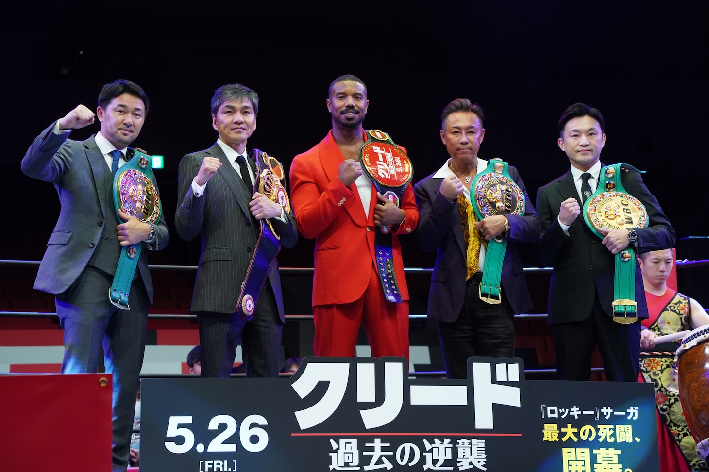 東京・後楽園ホールで行われた「クリード 過去の逆襲」ジャパンプレミア レッドカーペットの様子。左から山中慎介、飯田覚士、マイケル・B・ジョーダン、薬師寺保栄、西岡利晃。