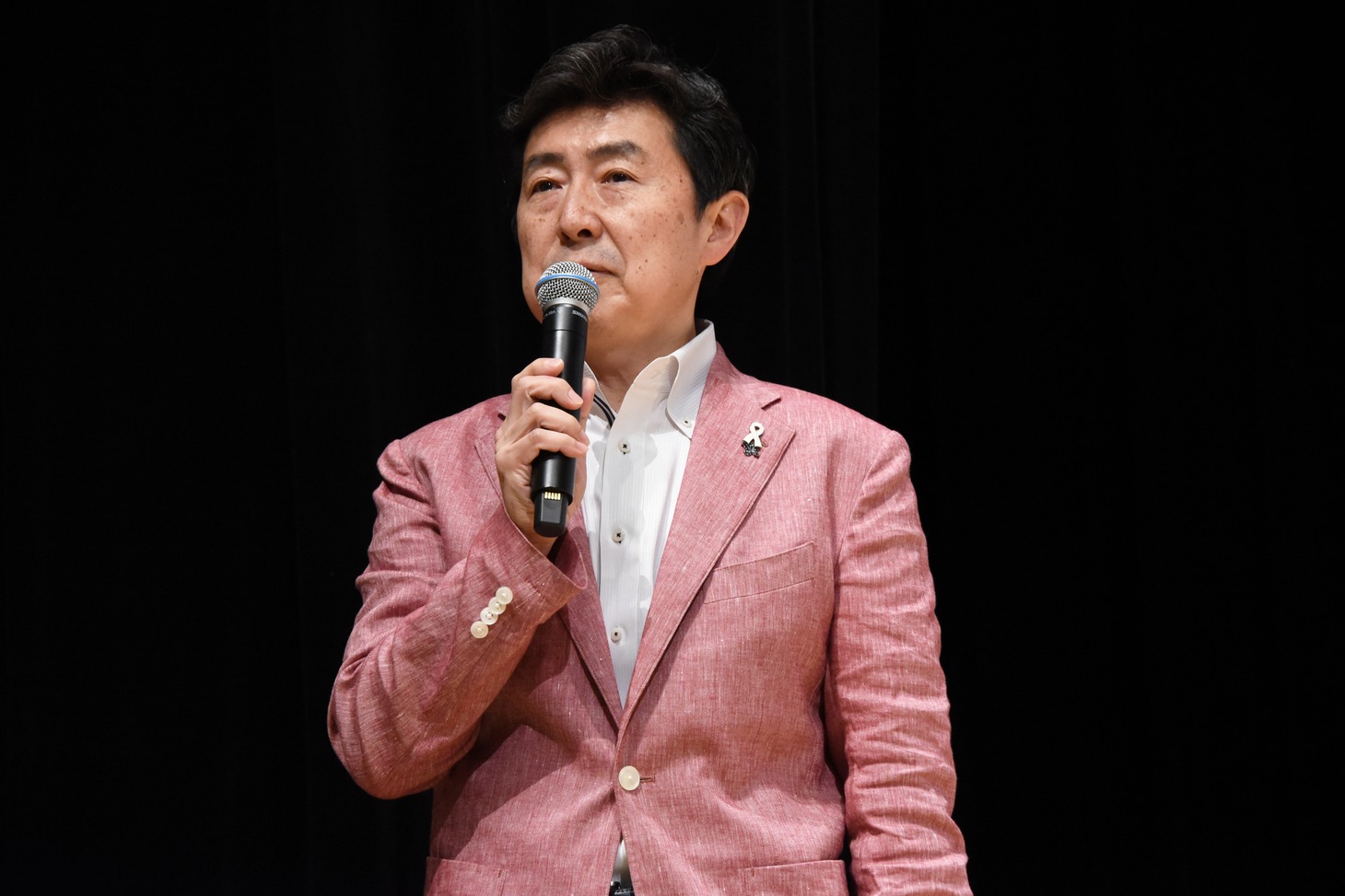 MCの笠井信輔。