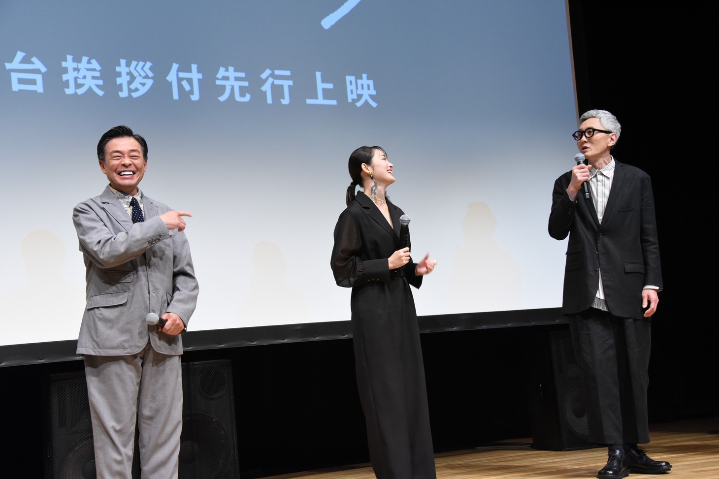 「逃げきれた夢」完成披露舞台挨拶の様子。