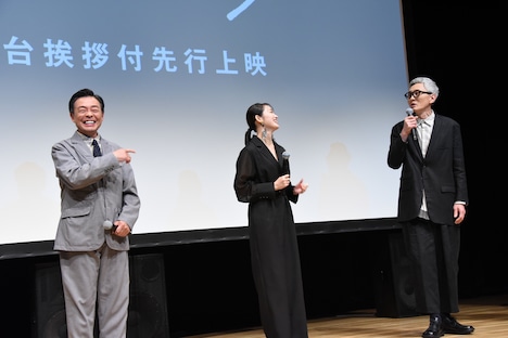 「逃げきれた夢」完成披露舞台挨拶の様子。