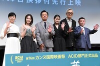 「逃げきれた夢」完成披露舞台挨拶の様子。左から坂井真紀、工藤遥、光石研、吉本実憂、松重豊、二ノ宮隆太郎。