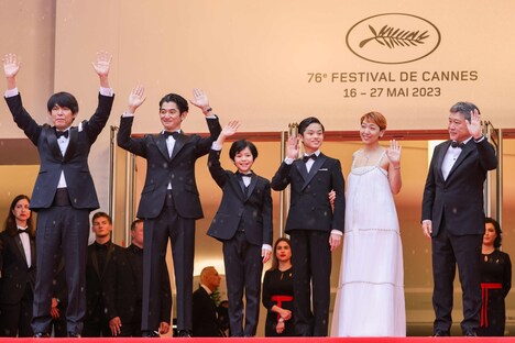 「怪物」第76回カンヌ国際映画祭レッドカーペットの様子。