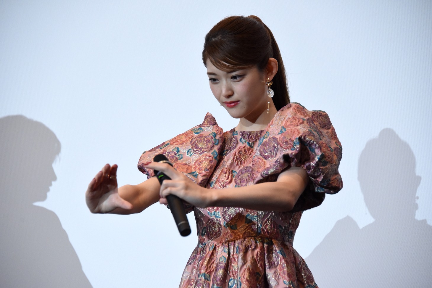 舞菜の気功ポーズを再現する松村沙友理。