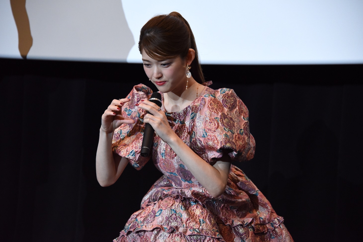 気功ポーズの“さゆりんご”バージョンを披露する松村沙友理。