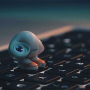 PCのキーボードにちょこんと佇む「マルセル 靴をはいた小さな貝」場面写真