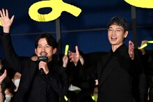 「最後まで行く」初日舞台挨拶にて、左から岡田准一、綾野剛。