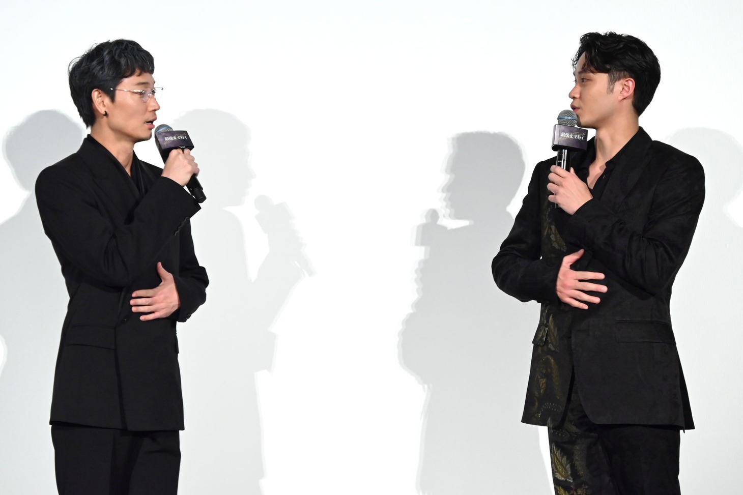 死体を演じるときの呼吸方法を、磯村勇斗（右）が綾野剛（左）に伝授する様子。