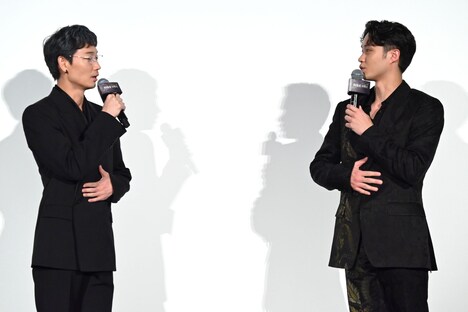 死体を演じるときの呼吸方法を、磯村勇斗（右）が綾野剛（左）に伝授する様子。