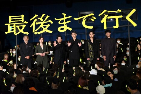 フォトセッションの様子。左から柄本明、広末涼子、岡田准一、綾野剛、磯村勇斗、藤井道人。