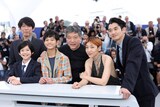 「怪物」第76回カンヌ国際映画祭フォトコールの様子。