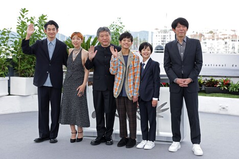 左から永山瑛太、安藤サクラ、是枝裕和、黒川想矢、柊木陽太、坂元裕二。