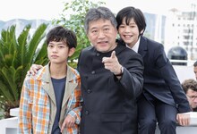 左から黒川想矢、是枝裕和、柊木陽太。