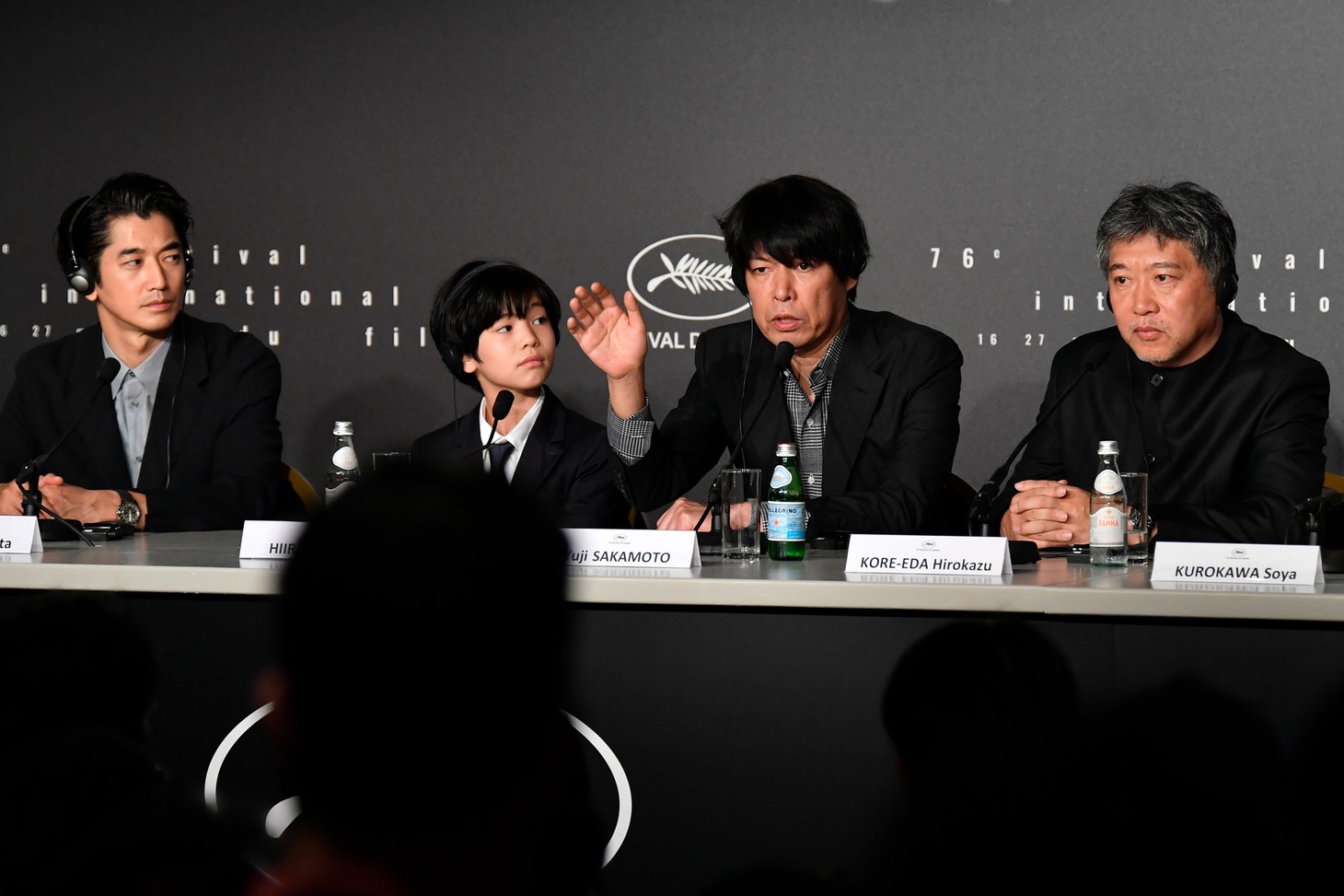 左から永山瑛太、柊木陽太、坂元裕二、是枝裕和。