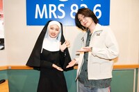 左から小芝風花、カルマ。