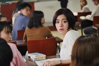 「世にも奇妙な物語'23 夏の特別編」より「視線」場面写真。