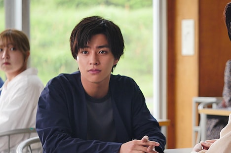 「世にも奇妙な物語'23 夏の特別編」より「視線」場面写真。