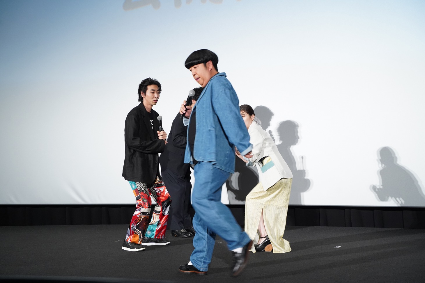 SANADAサミットのシーンでのこだわりの動きを再現する日村勇紀。