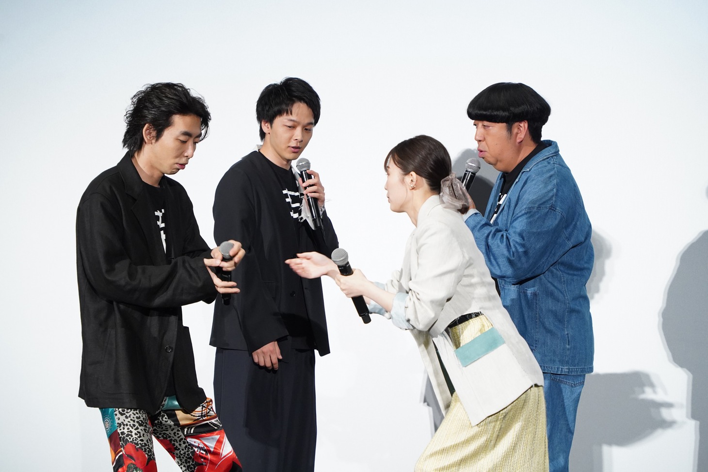 壇上で真田家の食卓を再現するキャスト陣。