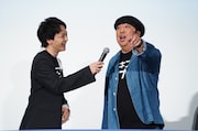 「『おー』じゃないよ!」と観客に訴える日村勇紀(右)。