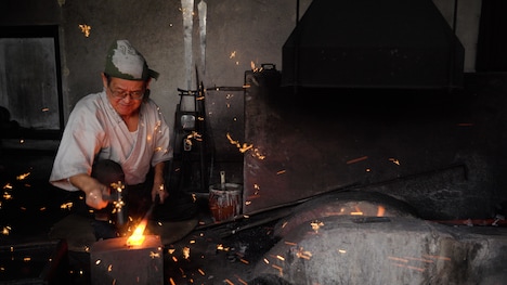 「映像で山形ルネッサンス」事業で制作された「鍛 -刀匠 上林恒平の道-」より。