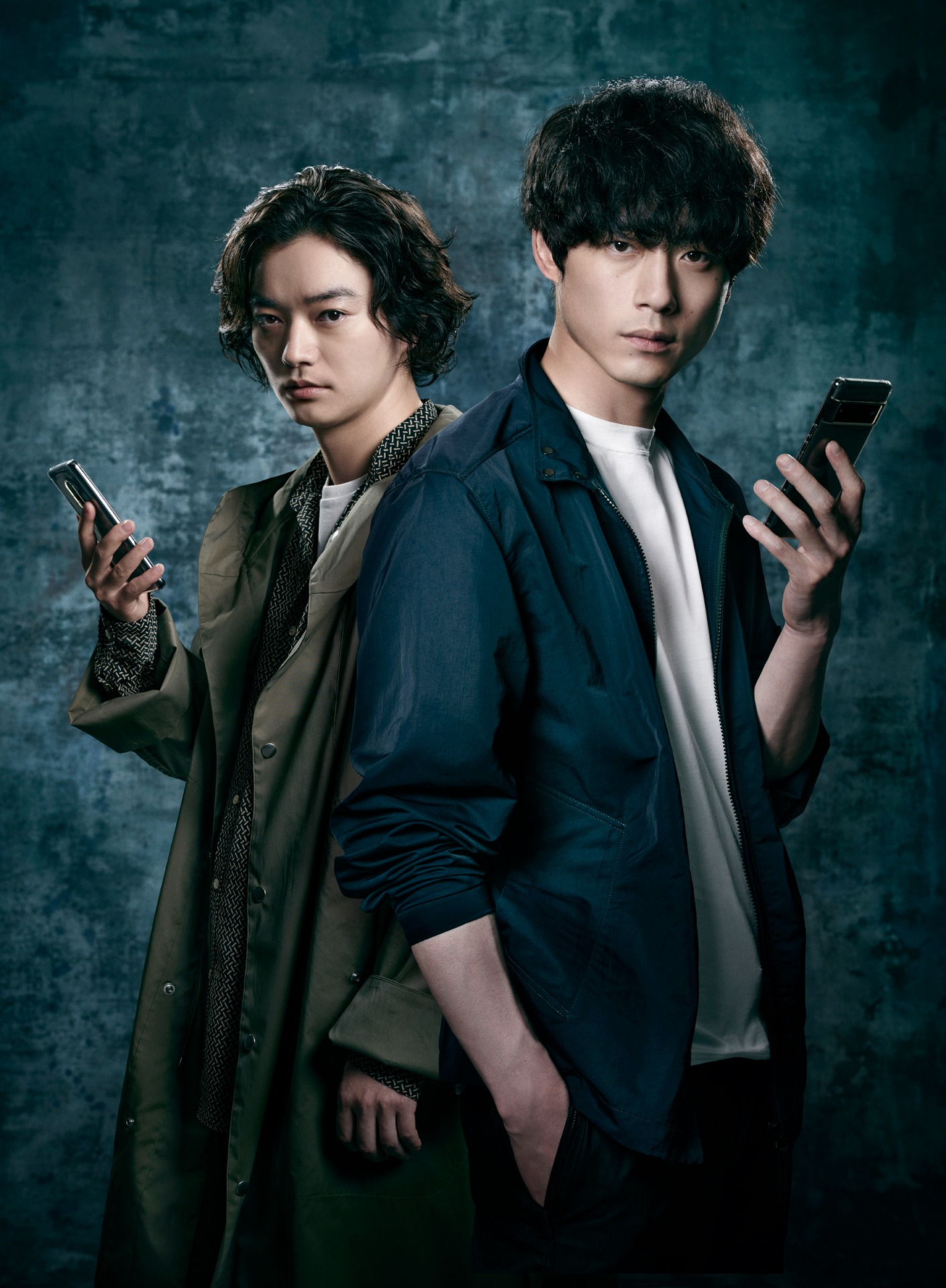 「CODE―願いの代償―」より坂口健太郎演じる二宮湊人（右）、染谷将太演じる椎名一樹（左）。