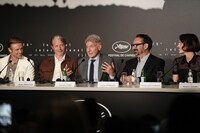 左からボイド・ホルブルック、マッツ・ミケルセン、ハリソン・フォード、ジェームズ・マンゴールド、フィービー・ウォーラー＝ブリッジ。