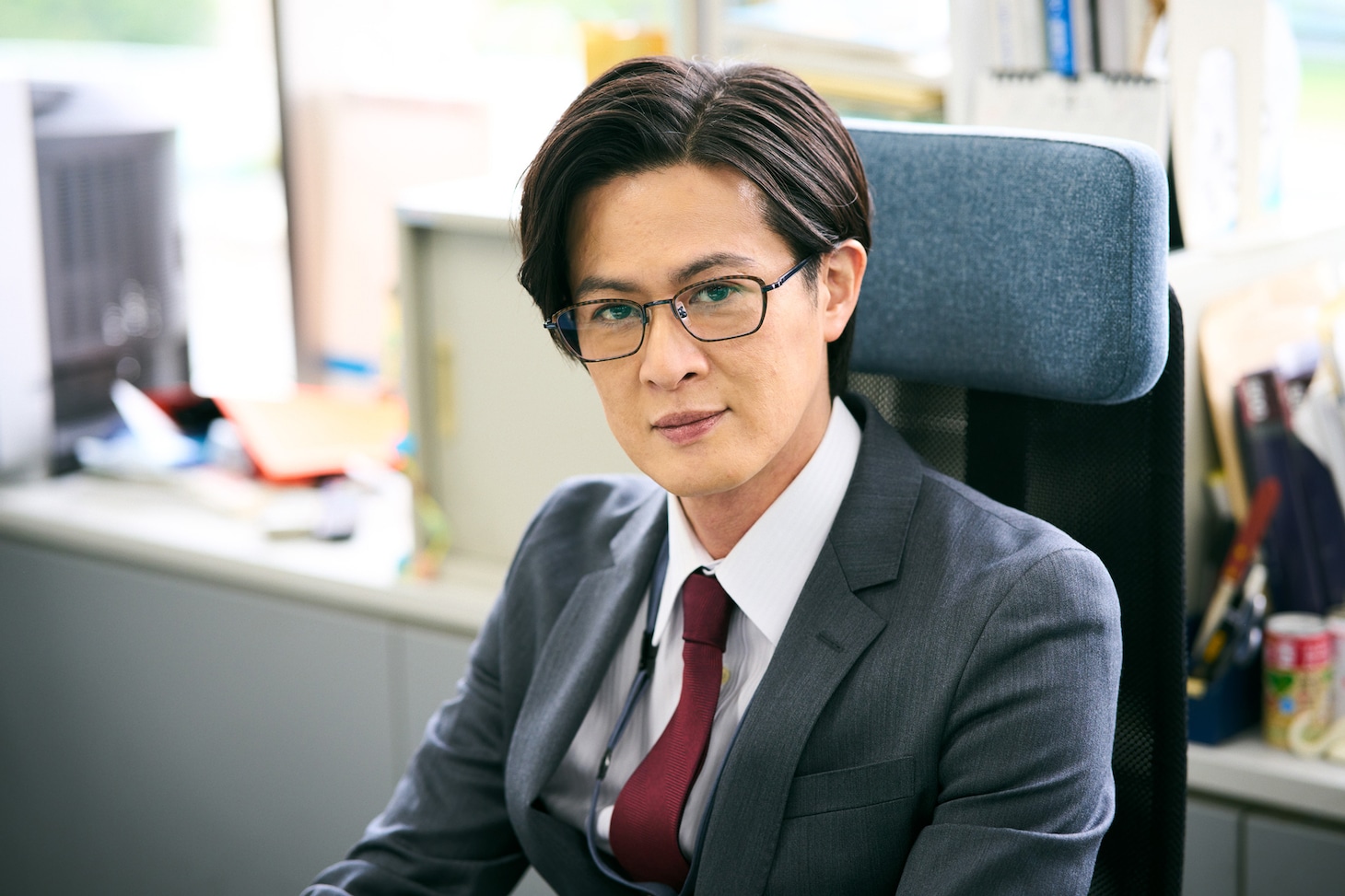 栗山役の新納慎也。